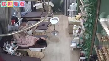 漂亮大奶老板娘偷情 小伙舔奶舔逼掰开内内直接强上