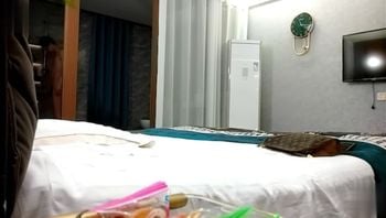 按摩店难得极品女技师，颜值身材都是一流，爆乳美腿黑丝，被大哥操得惨叫