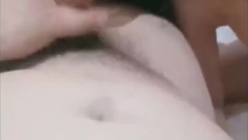酒吧里刚认识的00年妹子，酒店约出来操逼，清纯外表没想到这么骚，大JB甩再小舌头上