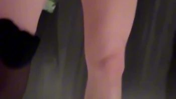 撸完厕所干炮 她撸完还不满足，随即与神秘男展开一场激情四射的干炮大战