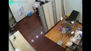 私人妇科诊所男医生偷情女患者 内射后有点害怕要给女患者检查一遍小穴