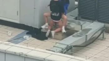 天台激情四射！国产情侣天台野战，高空刺激不怕看！