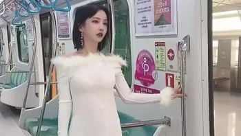 ✨超颜值极品✨明星颜值反差女神〖sunwall〗地铁里的小荡妇勾引陌生人洗手间偷偷打炮不敢出声紧张