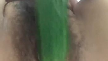#乱伦#香香爱公公 粉丝要求黄瓜自慰做菜给“公公”吃
