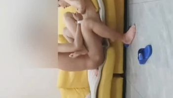 #乱伦#鸡巴又大又长 疫情封城了 姐姐上门拿吃的 被我强上内射入子宫了不知道姐夫知道会不会打死