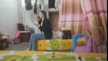 #乱伦今天放假 回来看到姨妈也照样拉着妈妈进房间里 妈妈的声音太大了