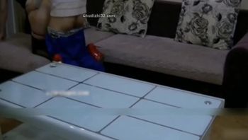 #乱伦儿子发现床上的套套骚妈妈直接现场示范套套的正确使用方法