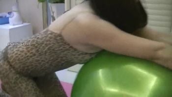 #乱伦儿子趁着妈妈锻炼身体 在健身球上面强行插入妈妈的小穴