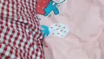 #乱伦喝醉把睡觉的妈妈强上了 中途妈妈睡醒疯狂惨叫 叫声大到连隔壁妹妹都听到