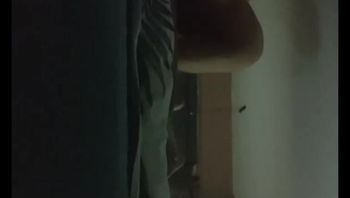 #乱伦多喝了两瓶二窝头回家看见老妈在冰箱找吃的被我直接内射了 叫声惊动了房间