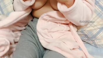 #乱伦女儿在开麦打王者,忍不住了还是把他给强奸,女儿骚的连队友都听得见