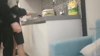 #乱伦看到老妈在厨房煮饭 还是忍不住把他给强奸了 我妈一边哭着一边享受