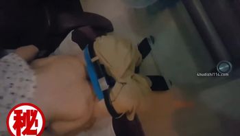 #乱伦老爸在午睡 偷偷的和老妈在客厅里做爱从沙发到桌子 贵在真实！！！