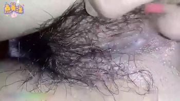 【母子乱伦】半夜偷偷玩弄妈妈的骚穴 骚妈妈假装睡着却淫水泛滥 这感觉太刺激了！