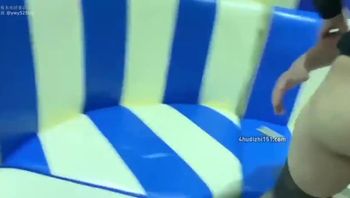 ②朋友的家庭KTV装修好了 带老婆去体验一下 我才离开一会她就和朋友干起了 我回来后马上加入3P游戏#淫妻绿帽#3P#肥臀#淫妻作乐#YQZ