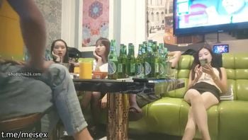 三对夫妻群p先到KTV相互熟悉缓解尴尬 然后到酒店淫乱群P换妻真爽啊一下子多两个老婆