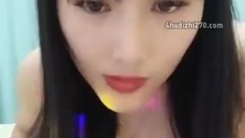 两个风骚少妇的诱惑全程露脸跟狼友互动撩骚揉奶玩逼自慰呻吟淫水都能拉丝了特写展示给狼友看好骚啊