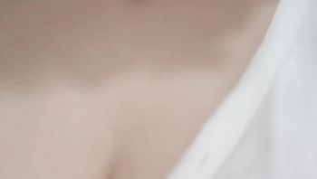 大奶人妻小少妇 老公出差约炮操逼 开裆肉丝无套抽插 边操边给老公打电话
