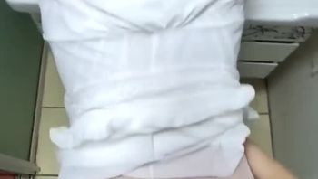 终于内射嫂子了！嫂子被我连续内射两次！都怪白色丝袜睡裙太诱惑