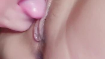 一对嫩的出水的母女直播互相舔逼膜豆腐还尿进女儿嘴里对白太淫荡了换点口味看嫩屄破处的