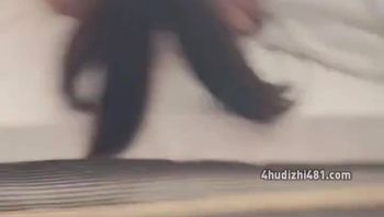 #国产淫妻绿帽真实绿帽自拍淫妻被单男无套内射 绿帽开导了淫妻半天才同意 见到单男的肉棒后又有点激动 表现的非常配合 舒服了要去掉眼罩跟