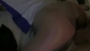 #绿帽把校服女友献给兄弟玩 自己坐在沙发上打飞机—