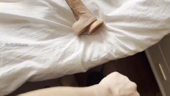合租女室友在房间自慰 偷看的我实在受不了 偷偷把她的自慰棒换成我的鸡巴 直接起飞