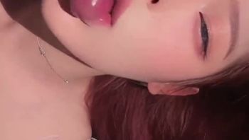 纯看脸的话 真是我见过这么多视频里面很魅魔的一位了色气也重 魅惑度也强 一开始还以为是韩国人打了舌钉 纯欲度极高的脸 恨不得射满这张脸不过注