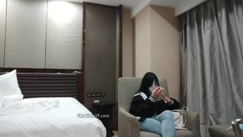巨乳妹子爽你就叫出来我直接进去了身材丰满性格不错粉鲍鱼快速猛抠受不了被大哥无套输出内射