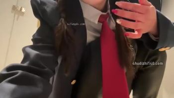 高颜值极品反差婊 黑长直双马尾纯欲眼睛妹 韩式jk校服开裆黑丝长腿丝袜美乳嫩穴 户外公共男厕直播发骚挑逗跳蛋自慰,太刺激了话都不敢说怕被发现