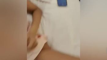 炮友打电话喊闺蜜来一起多人运动 结尾注意音量