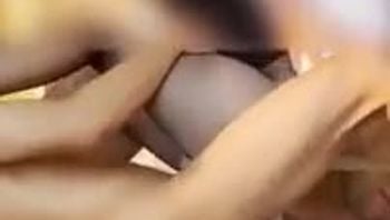 为了自己的工作 甘愿让领导把自己淫妻带出去和朋友3p 绿帽男微信指挥