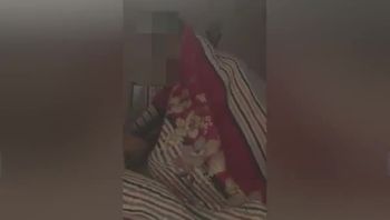 女友家里暴操，老丈人还叫吃饭了