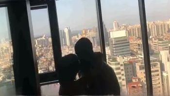 人妻窗前被黑人操被死死压住巨屌顶进子宫开始注入浓精