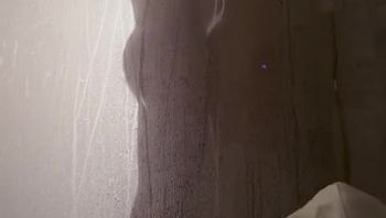 与女大母狗在淋浴间做爱，她疯狂喷水，说这辈子都没有过