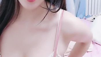 极度淫骚魅惑新人小姐姐性感睡衣 脱下内衣揉捏奶子 镜头前揉穴手指扣弄 拿出假屌抽插上位骑