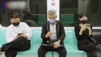 萝莉学生妹电车遭遇透明人痴汉偷袭