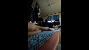 极品反差婊母狗，边吃鸡边笑，国产自拍