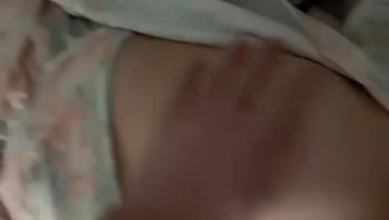 表姐熟睡时偷袭巨乳表姐，内射快感难以言喻