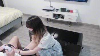 穿着jk黑丝足交勾引玩游戏的男朋友，结果被反推爆草