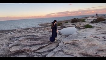 海浪悬崖和欲望少妇