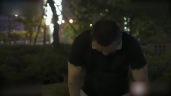 回家路上母亲被劫，热心男友出手相救，少妇感激自拍献身