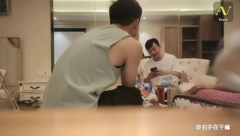 良家夫妻换妻游戏，女神婚纱女仆装双重诱惑