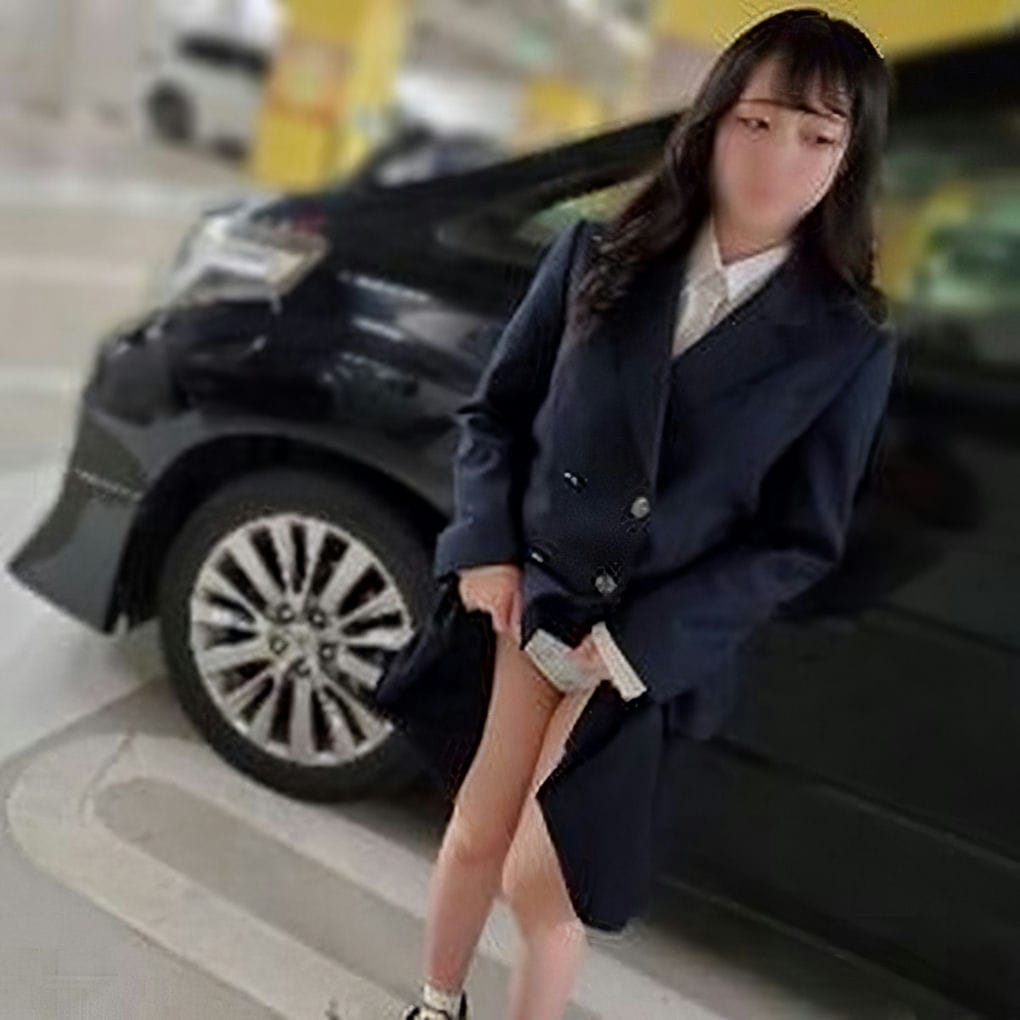 黒髪ロングの优等生。卒业后大人になった彼女と、久々の制服ハメ撮り。