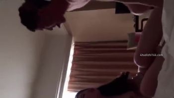 火爆身材少妇人妻偷情趁她没注意大鸡巴直接插入她的屁眼痛的大叫
