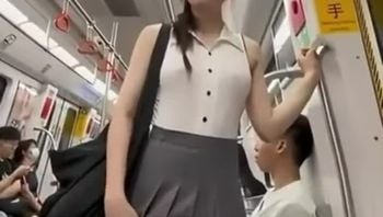 爱露出的人妻 调教妻子天花板 地铁上人来人往 偷偷露出