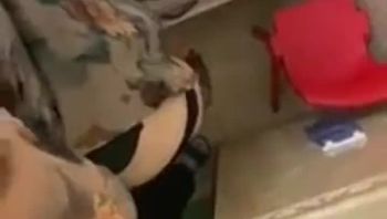 药 老婆在卧室陪闺蜜 我在厕所操她姐 真想把她们吸引过来