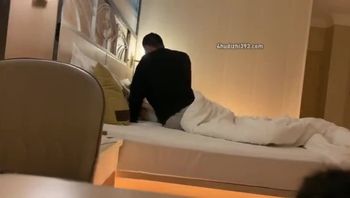 预热一波 骚货眼镜妹手机玩着游戏就被我强肏了