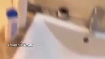 露脸少妇紫色短裙开裆黑丝浴室连干两炮一炮嘴里一炮腿上