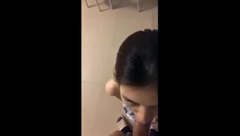 “你轻点！别被邻居听到了”女同事家客厅里偷情